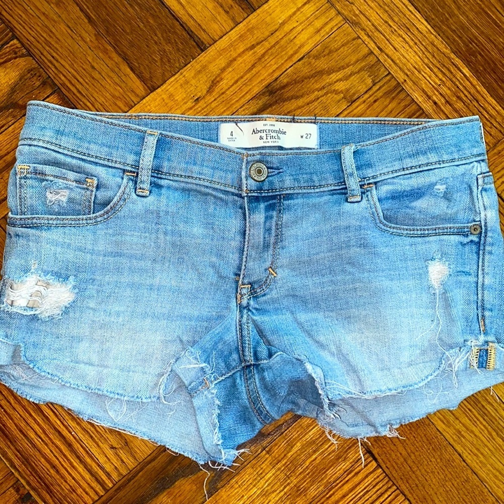 Abercrombie and Fitch shorts
size: 4
Good condition